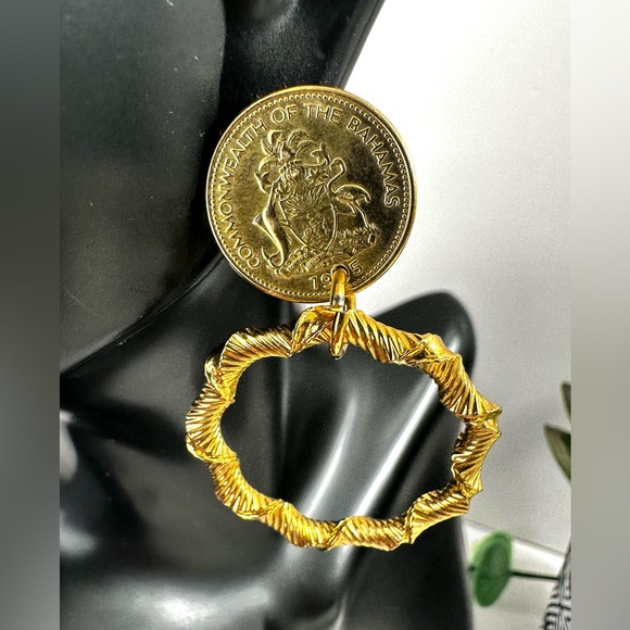 💛Unique Bahamian Cent Coin Replica Gold Tone Dangle Earrings - Picture 1 of 9